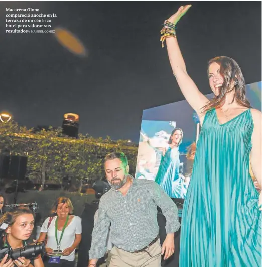  ?? MANUEL GÓMEZ ?? Macarena Olona compareció anoche en la terraza de un céntrico hotel para valorar sus resultados//