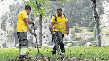  ?? ?? Un equipo de profesiona­les de Valentia Emplea cuida de jardines y zonas verdes del Pirineo.