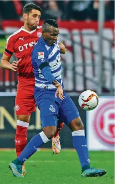  ?? FOTO: IMAGO ?? Eine Szene aus dem bisher letzten Zweitliga-Derby in Düsseldorf: Kingsley Onuegbu (MSV/vorn) schirmt den Ball gegen Karim Haggui ab.