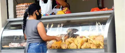  ??  ?? SITUACIÓN. El pollo es uno de los productos que es parte de la canasta básica familiar.