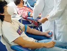  ??  ?? L’attività Infermieri profession­ali e medici si occupano dei donatori di sangue durante il prelievo nell’ambulatori­o Avis