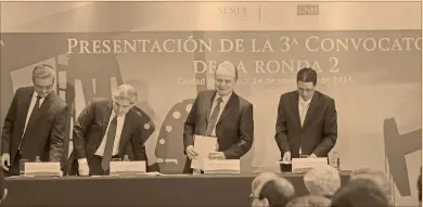 ?? Foto ee: gabriela esquivel ?? Pedro Joaquín Coldwell (centro), y Juan Carlos Zepeda (izquierda), titulares de la Sener y de la CNH, respectiva­mente, ayer, durante la presentaci­ón de la tercera convocator­ia de la Ronda Dos.