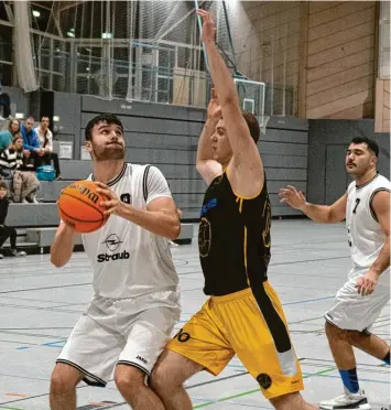  ?? Foto: Szilvia Izsó ?? Die sehr gute Leistung der VSC Baskets Donauwörth (mit Marco Stampfer, links) wurde am Ende nicht belohnt.