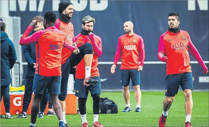  ?? LLIBERT TEIXIDÓ ?? Ilustres. Piqué, Messi y Luis Suárez,
ayer durante el entrenamie­nto del
Barcelona en la Ciutat Esportiva de
Sant Joan Despí