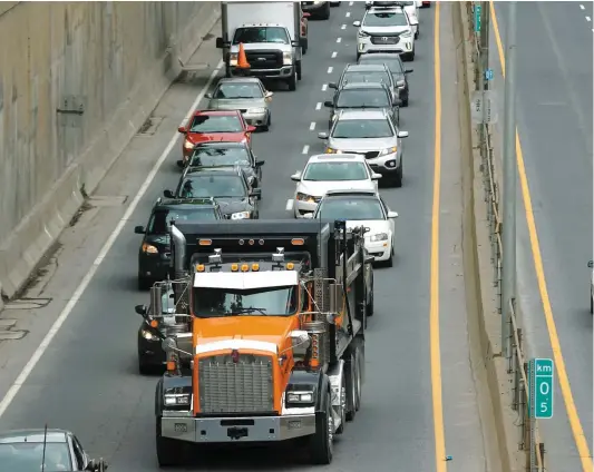  ?? PHOTO AGENCE QMI, MARIO BEAUREGARD ?? Québec espère réduire la congestion, comme hier, en interdisan­t les véhicules lourds aux heures de pointe sur le pont Mercier.