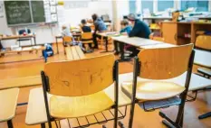  ?? Symbolfoto: Armin Weigel, dpa ?? Viele Schüler, Eltern und Lehrer sind frustriert, dass es derzeit in den Bundesländ­ern so unterschie­dlich in Sachen Schule läuft.