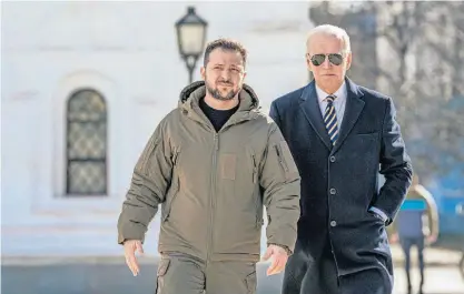  ?? ?? Volodymyr Zelensky e Joe Biden em fevereiro de 2023, em Kiev.
