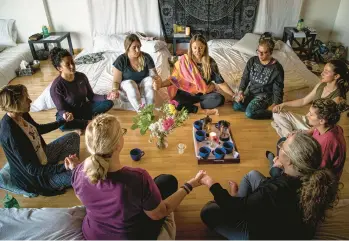  ?? MERIDITH KOHUT/THE NEW YORK TIMES ?? Female veterans at a psychedeli­c therapy retreat in March near Tijuana, Mexico.