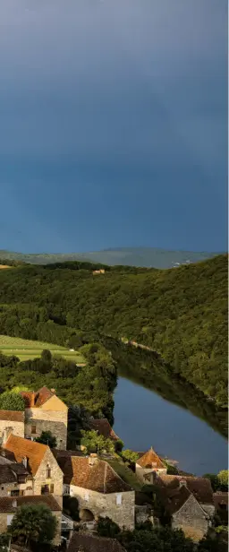  ??  ?? Château de Castelnaud domină Râul Dordogne și găzduiește tot anul evenimente interactiv­e, de familie, despre viața medievală. Tot aici se află Muzeul Războiului Medieval.