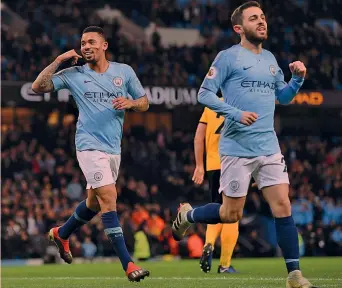  ??  ?? Gabriel Jesus, 21 anni, mima il gesto del telefono dopo il primo gol. Davanti Bernardo Silva, 24