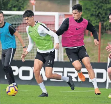  ??  ?? PUESTA A PUNTO. Pablo Pérez, durante el entrenamie­nto de ayer en Mareo.