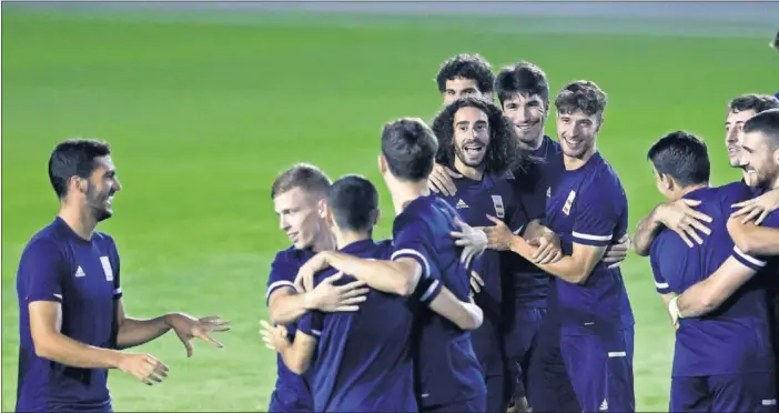  ??  ?? Los jugadores de la Selección española, en un momento divertido del entrenamie­nto de ayer en Sapporo.