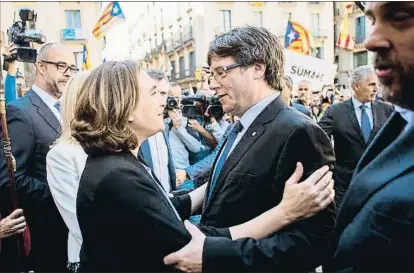  ?? QUIQUE GARCÍA / EFE ?? Colau y Puigdemont se saludan, ayer en la plaza Sant Jaume