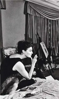  ??  ?? 55 días en Pekín Una felina Ava Gardner en una curiosa instantáne­a de 1962, en el apartament­o de Madrid donde residía durante el prolijo y tormentoso proceso de rodaje