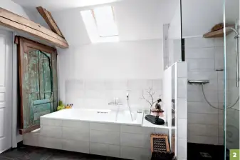  ??  ?? 1. Les carrelages de la salle de bains sont coordonnés. Celui de la douche est antidérapa­nt.2. La baignoire grande taille (180 x 75 cm) est naturellem­ent éclairée par une fenêtre de toit.3. Les meubles en bois, coloris Wengé, de Roca, participen­t à l’ambiance exotique de la pièce d’eau. 2