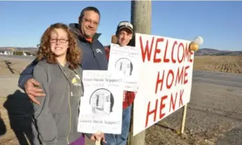  ?? ANDREW RANKIN FOR THE TORONTO STAR ?? Henk Tepper’s neighbour Jean-louis Beaulieu, centre, and his children Marc-andré and Lucie show some of the signs they displayed upon Tepper’s return to Drummond, N.B., on Sunday.