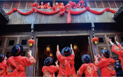  ??  ?? Китайское правительс­тво прилагает усилия для роста количества браков. На снимке: 8 пар новобрачны­х в г. Янчжоу пров. Цзянсу провели традиционн­ую свадебную церемонию (фото IC)