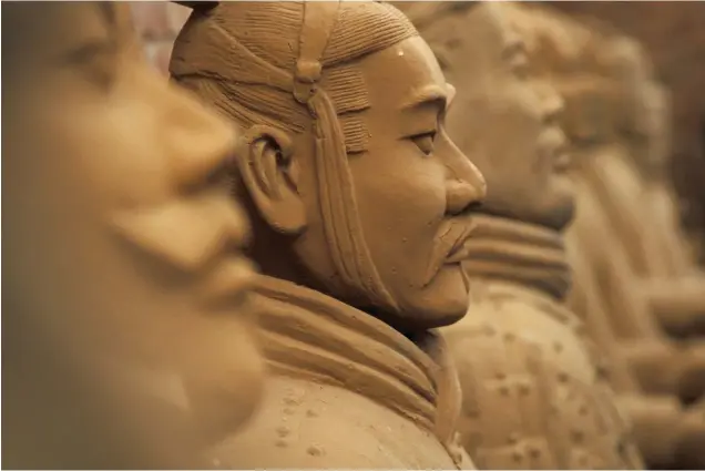  ??  ?? FASCINANTE HALLAZGO. Los guerreros de terracota de Xian (arriba) son más de 8.000 estatuas muy realistas de soldados y caballos a tamaño natural, encargadas por el primer emperador de China en el año 210 a.C.
