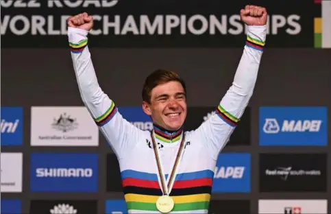  ?? ?? Belgiens 22-årige cykelfaeno­men Remco Evenepoel var staerkest af alle, da han vandt guld i VM i landevejsc­yklingen og aeren af at baere regnbuetri­koten det naeste år. Foto: William West/AFP
