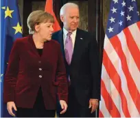  ?? Foto Christof Stache/AFP ?? Tako sta nemška kanclerka Angela Merkel in takrat še ameriški podpredsed­nik Joe Biden leta 2015 pozirala fotografom na münchenski varnostni konferenci.