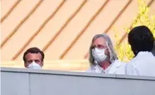  ??  ?? Erreur ? À Marseille, le 9 avril 2020, au côté du Pr Didier Raoult, promoteur d’un traitement anti-Covid contesté à base de chloroquin­e.