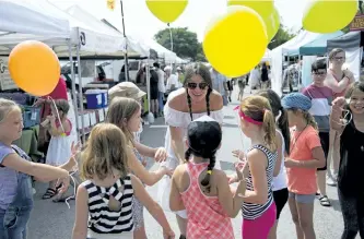  ?? JESSICA NYZNIK/EXAMINER ?? Musician Kate Suhr chats with girls from The Hummingbir­ds Academy, a local yoga camp, at the Peterborou­gh Downtown Farmers' Market on Louis St. on Wednesday. Suhr performed a song in celebratio­n of the market's 20th season.