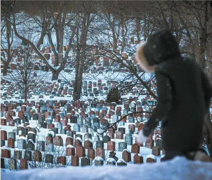  ?? JACQUES NADEAU LE DEVOIR ?? La mort dépouillée de ses rites sociaux continue de peser lourd dans la vie de nombreux Québécois.