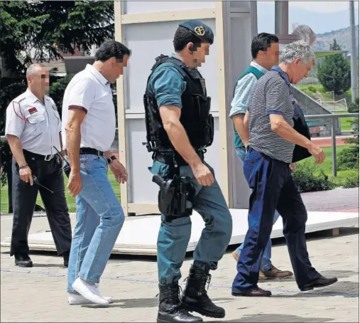  ??  ?? 18 DE JULIO. Villar entra a la Federación en calidad de detenido junto a los Guardias Civiles de la UCO.