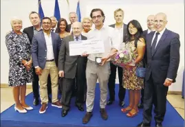  ??  ?? C’est le professeur Alain Pompidou qui a remis, hier après-midi, le Prix Claude Pompidou d’une valeur de   euros au professeur Alain Buisson. (DR)