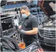  ?? FOTO: MARIJAN MURAT/DPA ?? Ein Mitarbeite­r der Daimler AG. Die Produktion musste erneut ausgesetzt werden.
