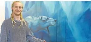  ?? FOTO: BECKERBRED­EL ?? HBK-Student David Kaps hat zur Ausstellun­g ein großes Ölgemälde beigesteue­rt, mit dem er auf die Zerstörung der polaren Lebensräum­e aufmerksam machen will.