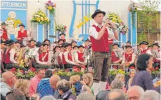  ?? FOTO: SCHWAMBORN ?? Die Trachtenka­pelle des MV Oberteurin­gen spielt eine zentrale Rolle bei allen Festen in der Gemeinde, etwa beim Blütenfest.