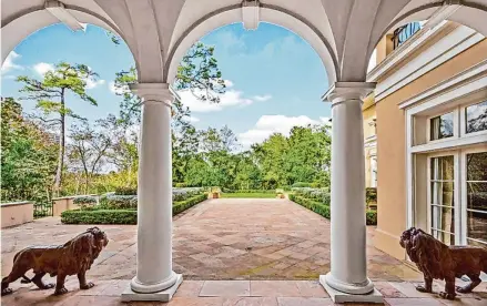  ?? Houston Associatio­n of Realtors photos ?? Baroque arches and statues frame views of the main garden at 2920 Lazy Lane Blvd.