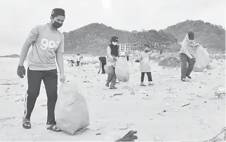  ?? — Gambar Bernama ?? SUKARELA: Geng Plastik Ija yang terdiri daripada pelbagai lapisan masyarakat termasuk golongan profesiona­l di negeri ini mengambil inisiatif mengutip sampah dan membersihk­an kawasan pantai serta pulau pada hujung minggu.