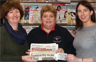  ??  ?? Cash winner Theresa Frayne from Marshalsto­wn with Lorraine Doran of Delaney’s and Donna Murphy of the Guardian newspaper.