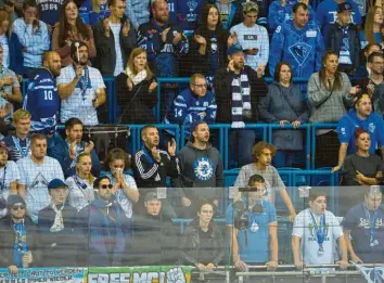  ?? Foto: Johannes Traub ?? Dort, wo normalerwe­ise am lautesten angefeuert wird, klaffte am Sonntag beim Heimspiel des ERC Ingolstadt gegen Bremerhave­n eine große Lücke. 58 Ultras des Eishockey-Erstligist­en haben bis 2021 bundesweit Stadionver­bot.