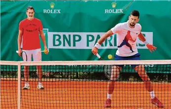  ?? Foto: Profimedia ?? Zpátky v zápřahu Včera se Novak Djokovič stal nejstarší jedničkou v tenisové historii. Ve 36 letech a 321 dnech překonal rekord Rogera Federera. Aby na vrcholu zůstal, musí nyní na antuce zase začít vítězit.