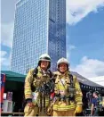  ?? BERUFSFEUE­RWEHR ERFURT ?? In voller Ausrüstung absolviert­en Tim Spaleck und Marcel Thierbach (rechts) den Extrem-Treppenlau­f.