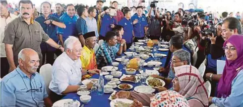  ??  ?? NAJIB menikmati hidangan tengah hari bersama penduduk setempat selepas Majlis Perasmian Perumahan Nelayan Muafakat Kedah di Tanjung Dawai, Kota Kuala Muda.