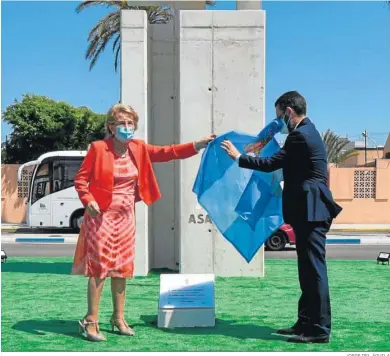  ?? JORGE DEL ÁGUILA ?? María Luisa Escribano, junto al alcalde de La Línea, Juan Franco, y la escultura inaugurada ayer.