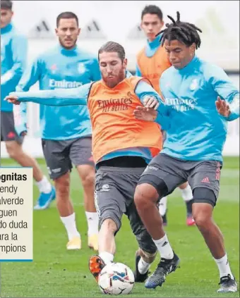  ??  ?? Sergio Ramos pelea por un balón durante el entrenamie­nto de ayer en Valdebebas.