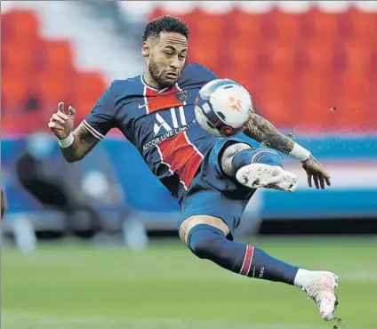  ?? FOTO: EFE ?? Neymar (29 años) remata a portería en el PSG-Lille (0-1), partido en el que fue expulsado
Mañana jugará el Bayern Múnich-PSG