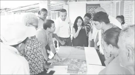  ?? (Ministry of Public Infrastruc­ture photo) ?? Senior Engineer, Ronald Roberts, of the Ministry of Public Infrastruc­ture explains alignment details for the New Demerara River Bridge to residents of Houston, East Bank Demerara.