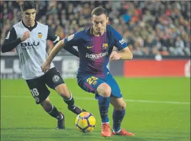  ??  ?? Thomas Vermaelen se anticipa a Carlos Soler en un partido muy complicado FOTO: MANEL MONTILLA