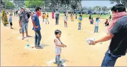  ?? AP DUBE/HT PHOTO ?? People wait to collect food in Patna on May 15.