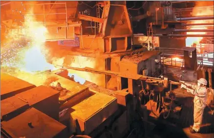  ?? ZHANG MINGWEI / FOR CHINA DAILY ?? A man makes steel at a factory in Ma’anshan, Anhui province.