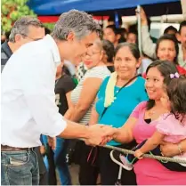  ??  ?? El candidato a la presidenci­a por ARENA, Carlos Calleja, conoció las necesidade­s de los jóvenes que integran las bandas paz.