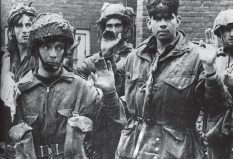  ?? FOTO FRA BOGEN ?? Soldater fra den britiske 3. faldskærms­jægerbatal­jon overgiver sig efter at have holdt skolen nord for Arnhembroe­n under hårde modangreb.