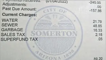  ?? FOTO CÉSAR NEYOY-BES ?? DETALLE DE UNA factura de cobro de servicios municipale­s de Somerton, entre ellos el de $16.33 dólares en recolecció­n de basura que el concilio tiene bajo revisión para un potencial ajuste.