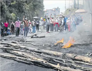  ?? GUSTAVO GUAMÁN Y KARINA DEFAS / EXPRESO ?? Cierre. El bloqueo de la vía Intervalle­s, en el sector de Guangopolo, se mantiene desde el pasado día jueves.